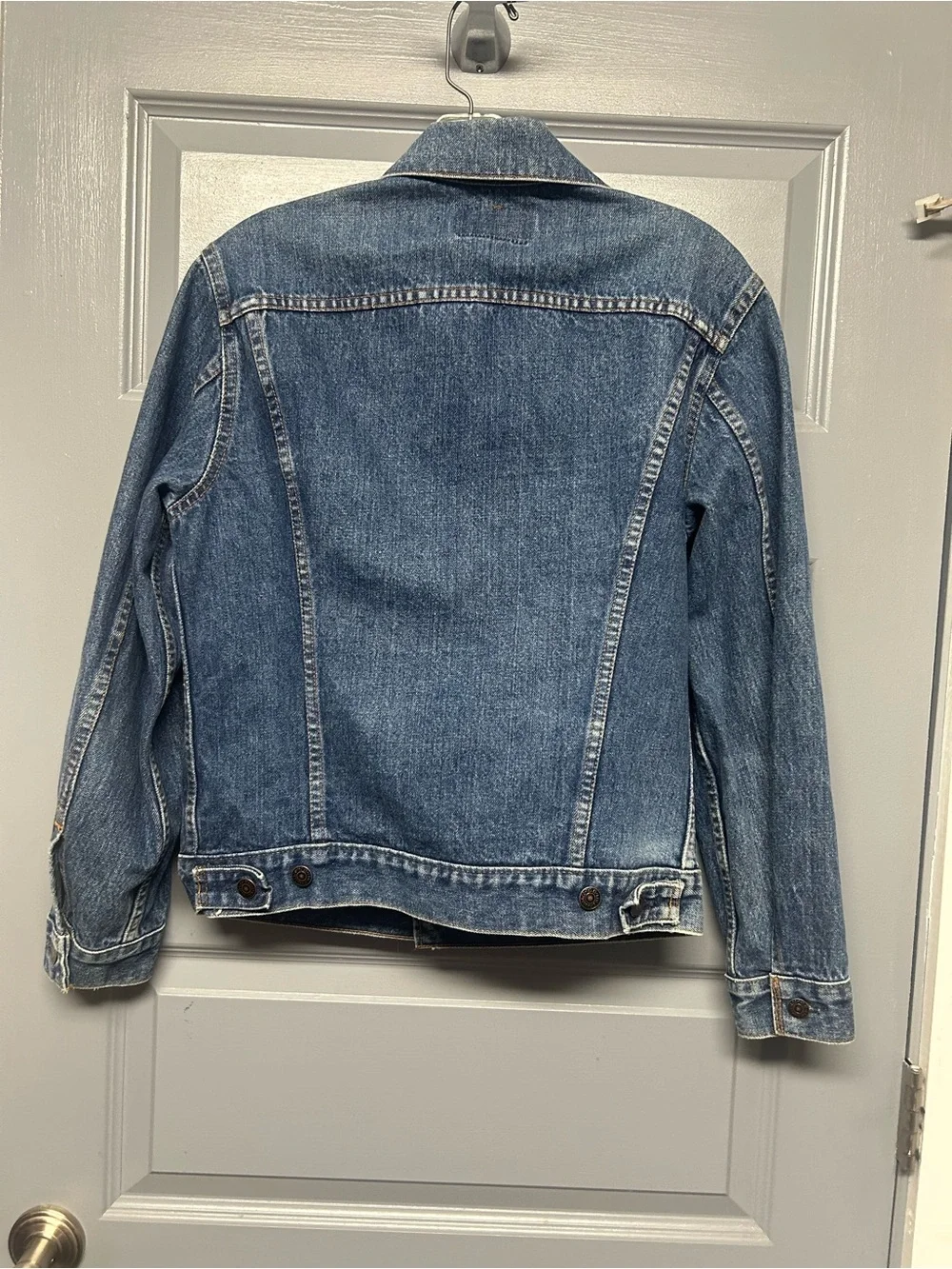 VINTAGE LEVI Strauss trucker style denim jacket. Size 38 . UNISEX EUC